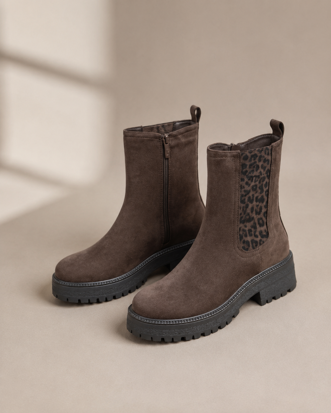 Bottines Chelsea Findlay en aspect daim marron avec élastique à motif léopard