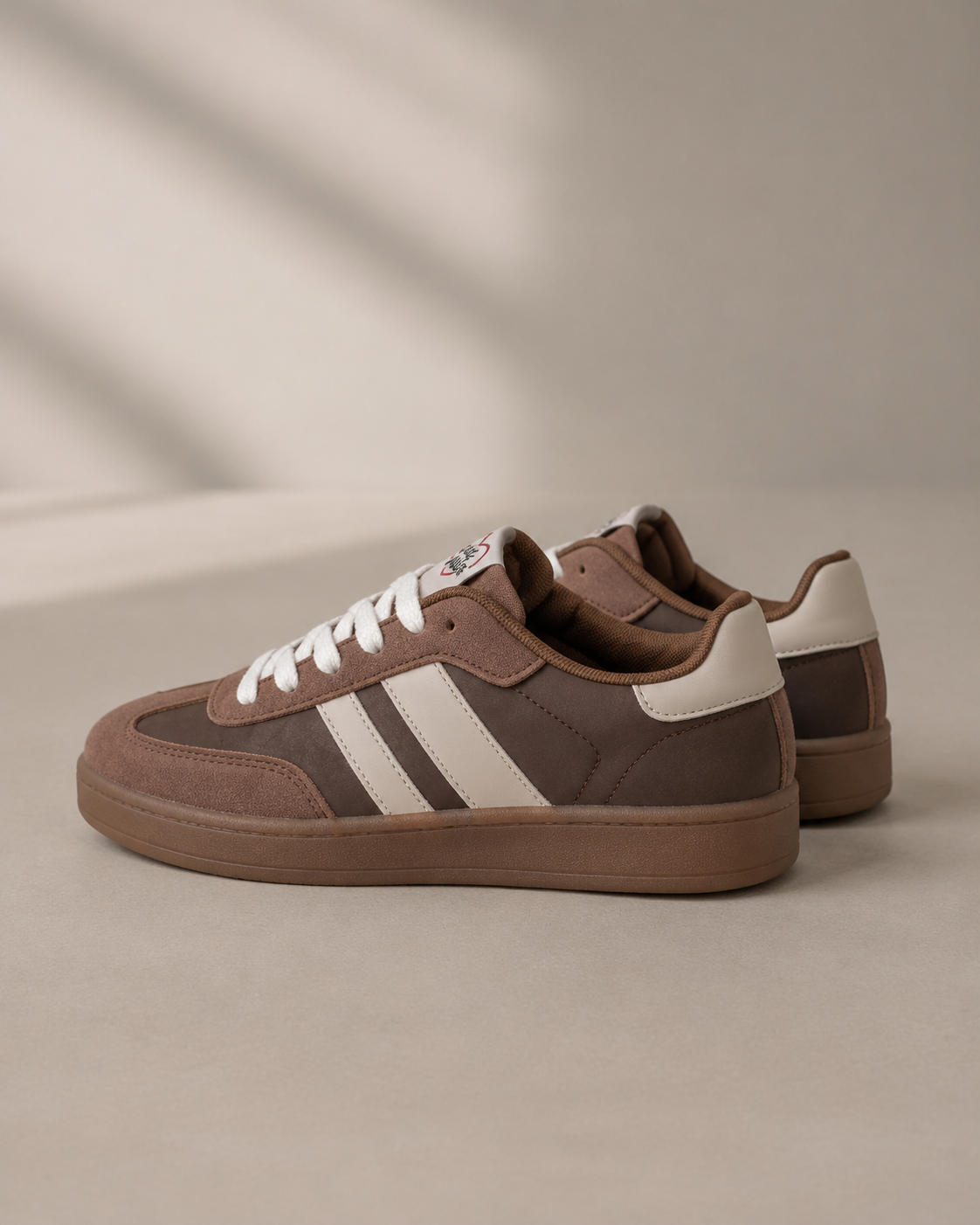Baskets femme marron Chicmuse avec détails latéraux beiges et semelle ton sur ton sur le côté