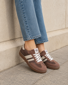 Baskets rétro marron avec détails beiges à porter avec un jean droit