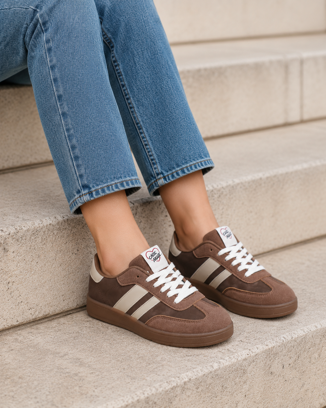 Baskets Chicmuse marron avec lacets blancs exposées sur des escaliers en pierre