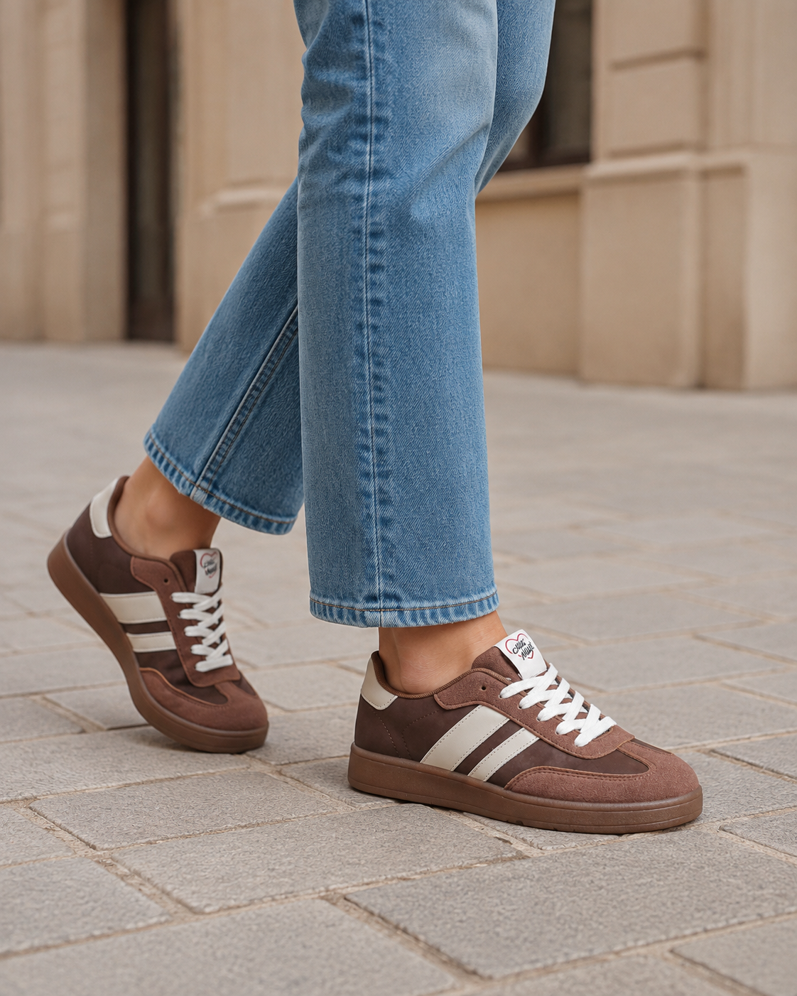 Baskets femme marron à rayures beiges et semelle marron pour la marche
