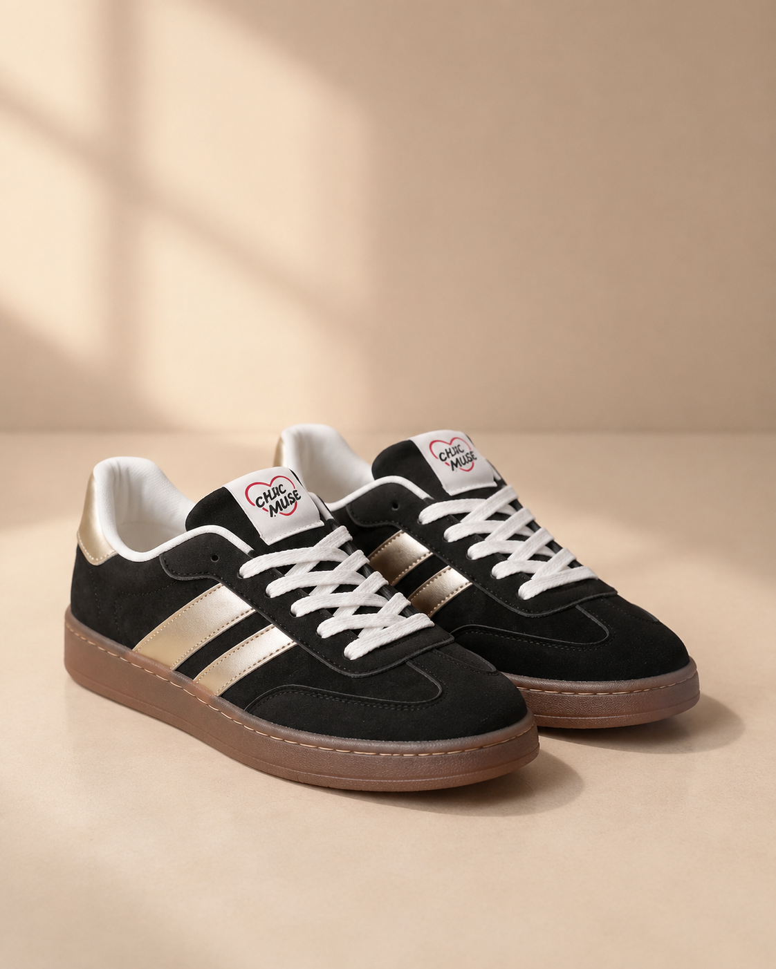 Sneakers Chicmuse i sort med lyse metalliske striber og hvide snørebånd