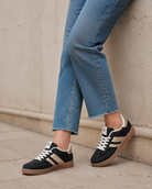 Sorte retro sneakers med lyse metalliske detaljer stylet med jeans