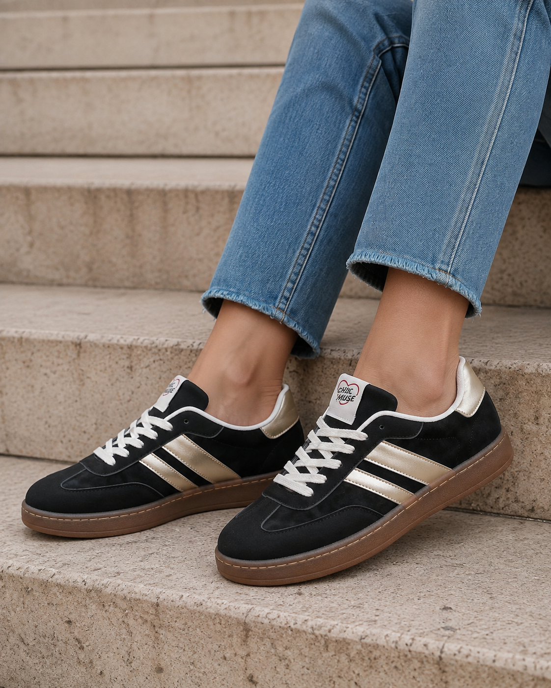 Chicmuse sneakers i svart med vita snören visade på stentrappa