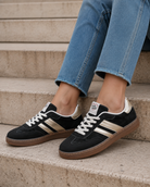 Chicmuse sneakers i sort med hvide snørebånd vist på stentrapper