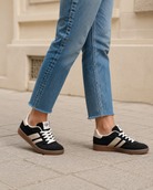 Sorte damesneakers med metalliske striber og brune såler til gåture