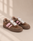 Sneakers Chicmuse in brauner Veloursoptik mit rosa Streifen und weißen Schnürsenkeln