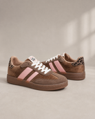 Braune Damen-Sneaker Chicmuse mit rosa Seitendetails und Absatz mit Löwenmuster
