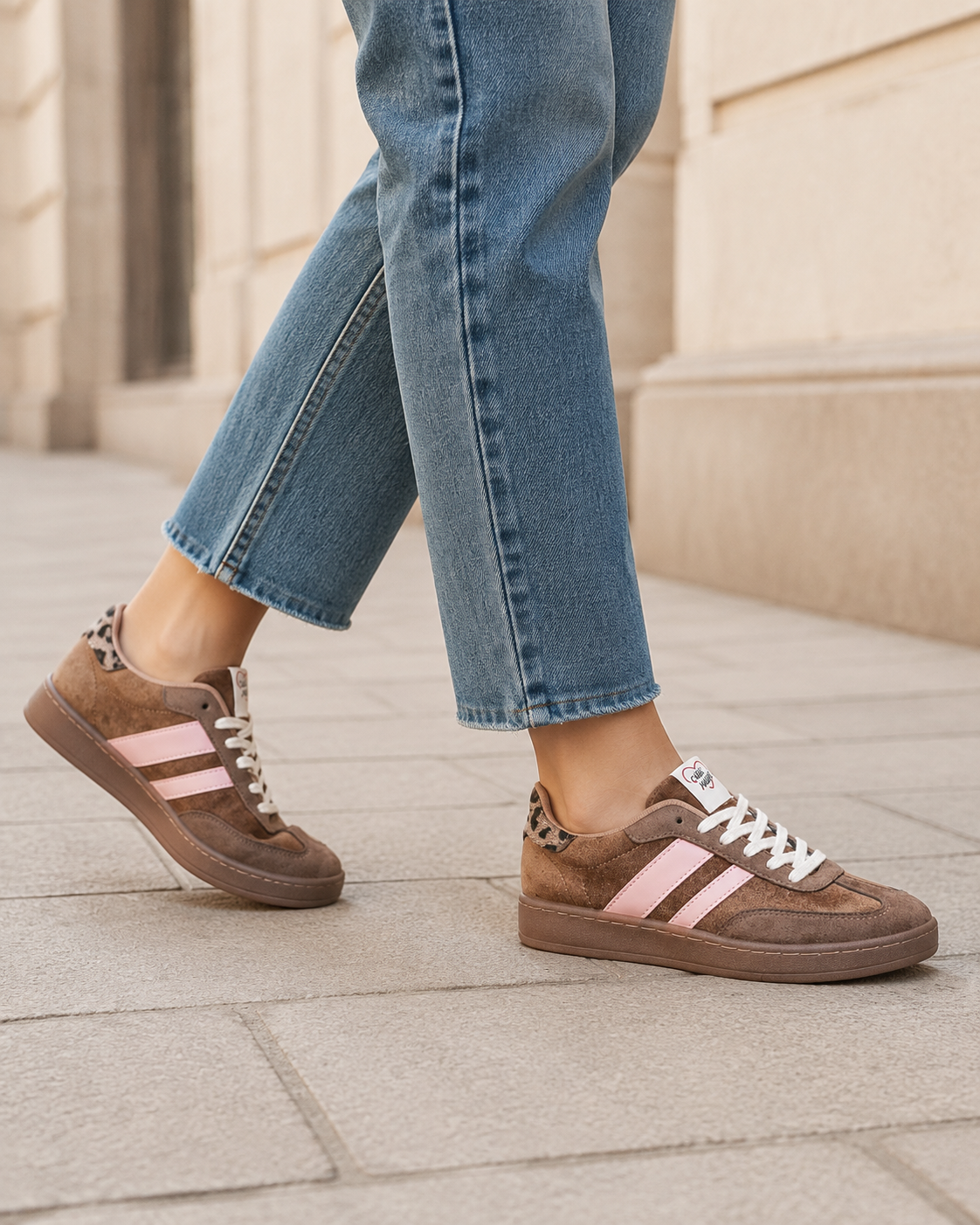 Während des Spaziergangs waren braune Chicmuse-Sneaker mit rosa Streifen zu sehen
